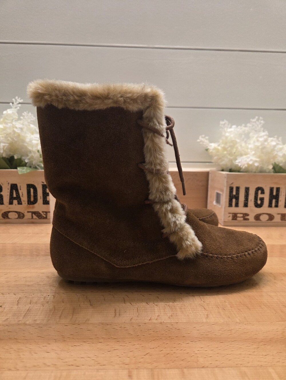 Minnetonka Brown Suede Moccasin Booties Faux-Shearling Lace Up Womens Sz 8